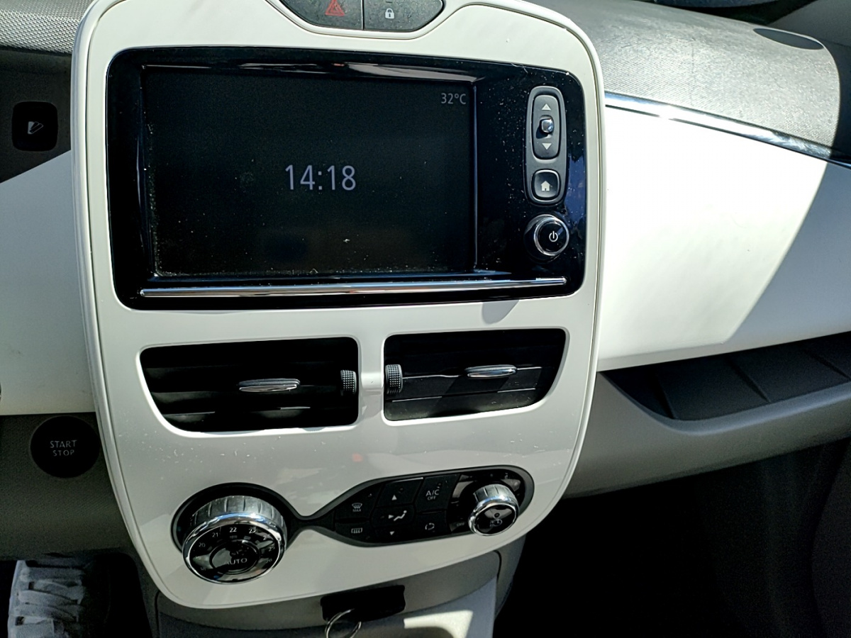 Image véhicule Renault ZOE (12) Image véhicule Renault ZOE (12)