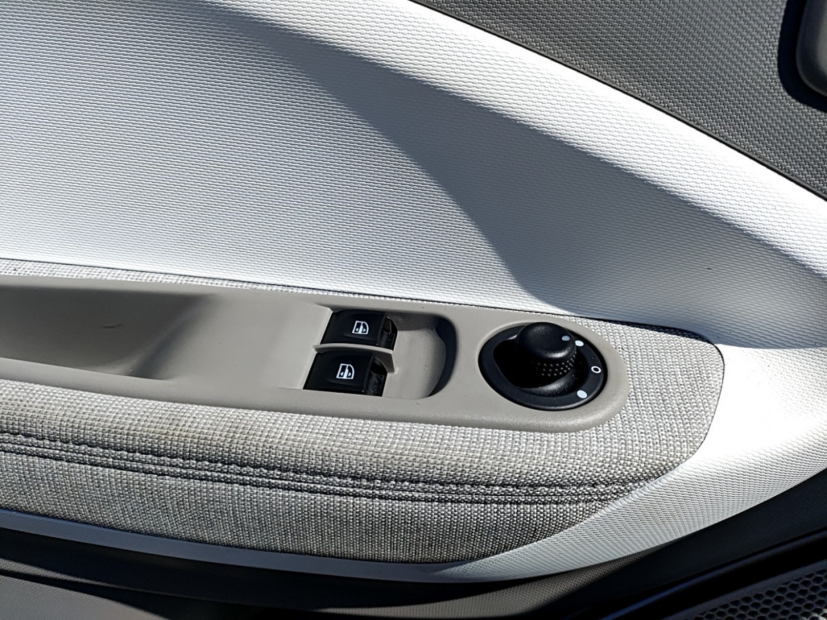 Image véhicule Renault ZOE (14) Image véhicule Renault ZOE (14)